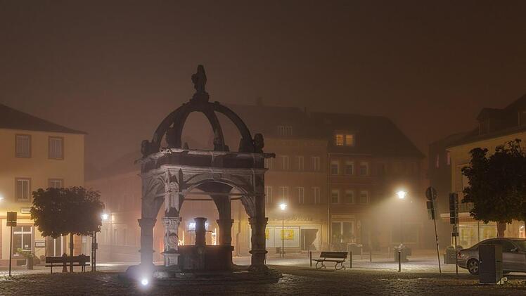 Nachtaufnahmen wie hier vom Hammelburger Marktplatz gehören zu Ralf Bauers Spezialitäten. Foto: Ralf Bauer