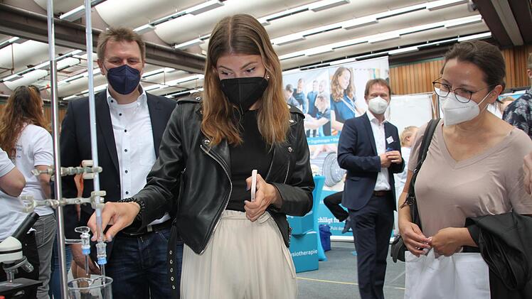 Anna-Louisa Voigtmann (Mitte) führt eine Säure-Base-Titration mit Farbindikator durch. Die Burgkunstadterin informiert sich am Stand der Kulmbacher Fachschule über den Beruf des pharmazeutisch-technischen Assistenten. Foto: Stephan Stöckel