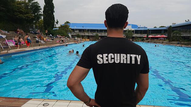 Geh&ouml;ren zum Bild in Freib&auml;dern wie Planschbecken und Sprungturm - Mitglieder von Security-Diensten, die f&uuml;r Ruhe beim Baden sorgen.