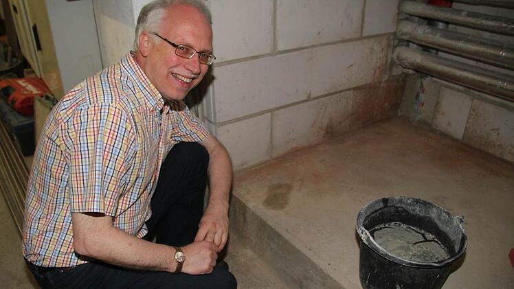 Im Keller wurde ein dickes Podest aufbetoniert. Pfarrer Rolf Dieling hat einen Bibelvers eingekratzt.