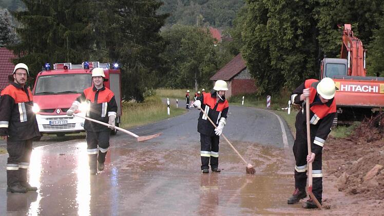 Bei Schweinshaupten wurde Erde auf die Straße geschwemmt. Foto: Christian Licha