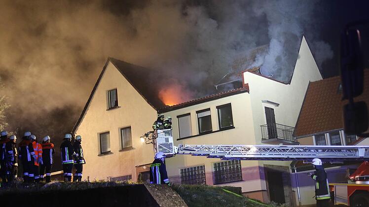 In Grub am Forst (Landkreis Coburg) brannte in der Nacht auf Montag ein Mehrfamilienhaus. Foto: Michael Stelzner