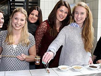 Wer wird die Bayerische Bierkönigin 2016? Sabine Ullrich, Bianca Wenzel, Stefanie Bücheler, Stefanie Komeyer, Angelina Köpf und Jacqueline Geiger informierten sich in Kulmbach. Die oberfränkische Kandidatin Christina Pollnick konnte leider den Termin nicht wahrnehmen. Foto: Sonja Adam