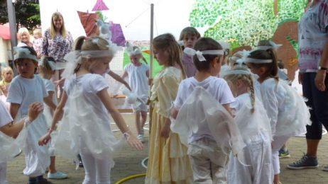 Mit sehr farbenfrohen und fantastischen Kost&uuml;men zeigten die Kinder mit Begeisterung verschiedene M&auml;rchen.  Foto: Peter Frosch