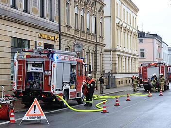 Die Feuerwehr gab nach dem Löschen des Brandes zügig wieder eine Fahrspur der Willy-Lessing-Straße frei. Foto: NEWS5 / Merzbach