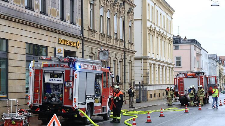 Die Feuerwehr gab nach dem Löschen des Brandes zügig wieder eine Fahrspur der Willy-Lessing-Straße frei. Foto: NEWS5 / Merzbach