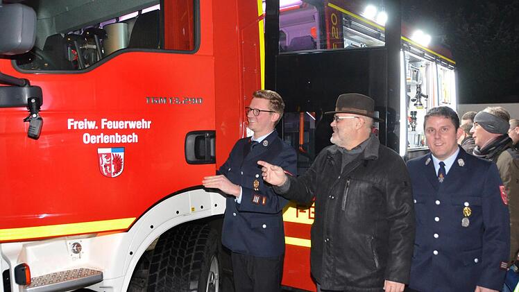 Kommandant Michael Kuhn, Bürgermeister Franz Kuhn und stellvertretender Kommandant  Sebastian Thein vor dem neuen Fahrzeug, das als Ersatzbeschaffung für das inzwischen exakt 25 Jahre alte Löschgruppenfahrzeug dienen wird. Peter Rauch