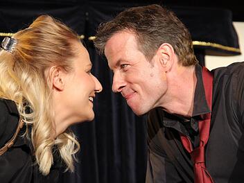 Clotilde und Pierre hecken aus, welche Freunde als erstes dran glauben sollen. Foto: Katharina Müller-Sanke