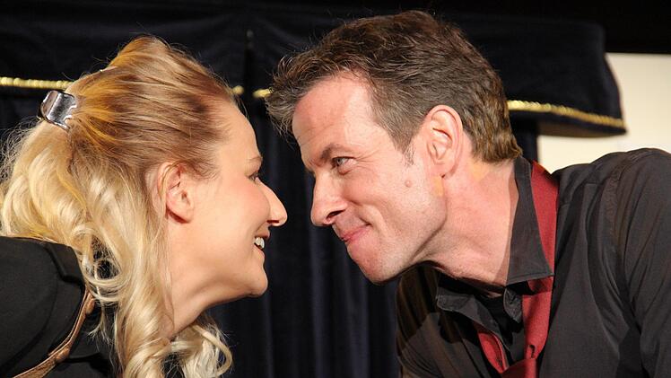 Clotilde und Pierre hecken aus, welche Freunde als erstes dran glauben sollen. Foto: Katharina Müller-Sanke