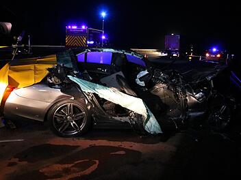 Im November starb ein Mann bei einem Unfall auf der A 7 nahe Oberthulba. Der Pkw wurde komplett zerst&ouml;rt. Foto: Archiv/Ralf Ruppert