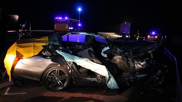 Im November starb ein Mann bei einem Unfall auf der A 7 nahe Oberthulba. Der Pkw wurde komplett zerstört. Foto: Archiv/Ralf Ruppert