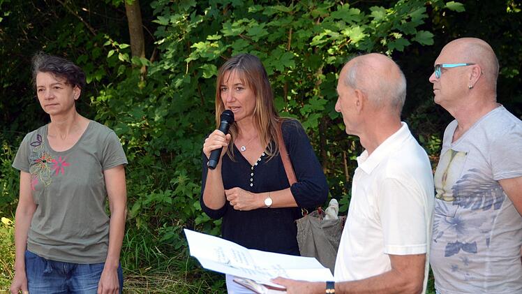 Dr. Joachim Galuska im Bild mit  seiner Frau Uta (2.v.l.), die wie  Thea Kessler, Bernhard Gößmann-Schmitt und Katharina Hubl den Wald der Seele künstlerisch gestaltet hat.Peter Rauch