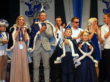 Die Prinzenpaare der Wallnfelse Fousanocht Prinzessin  Bea I. und Prinz Andreas I. sowie das Kinderprinzenpaar Prinz Oskar I.  und Prinzessin Sarah ISusanne Deuerling