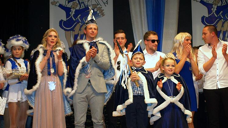 Die Prinzenpaare der Wallnfelse Fousanocht Prinzessin  Bea I. und Prinz Andreas I. sowie das Kinderprinzenpaar Prinz Oskar I.  und Prinzessin Sarah ISusanne Deuerling