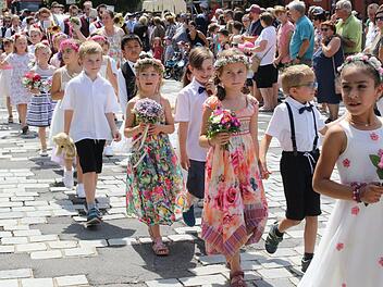 Blumen und Kränze für die Mädchen, Fliege udn kurze Hosen für die Jungs: Die Grundschule An der Heubischer Straße zeigte, wie das Kinderfest anno dazumahl aussah.