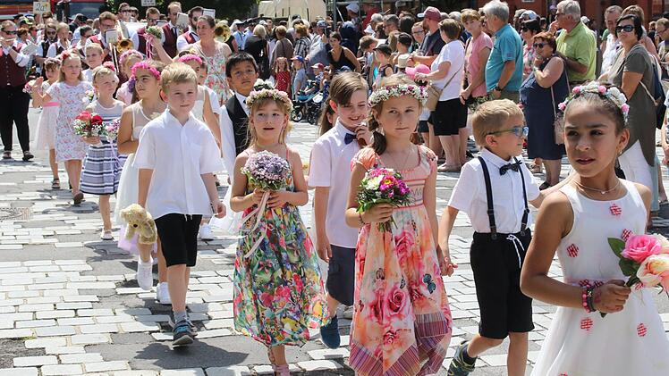 Blumen und Kränze für die Mädchen, Fliege udn kurze Hosen für die Jungs: Die Grundschule An der Heubischer Straße zeigte, wie das Kinderfest anno dazumahl aussah.