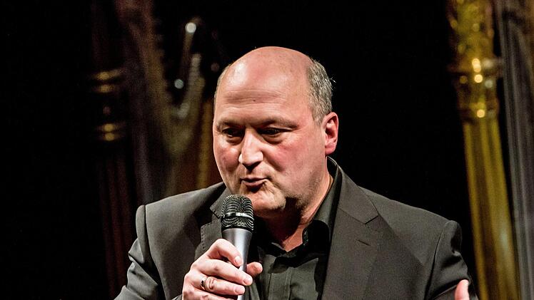 Wolfgang Lischke leitete und moderierte das Mitmachkonzert im Landestheater Coburg.Foto: Jochen Berger