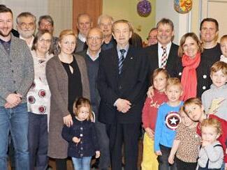 Glückwünsche für einen außergewöhnlichen Menschen, der sich zeitlebens für Schüler, Lehrer und "seine" Schule einsetzte. Siegfried Habermann (Bildmitte) feierte seinen 95. Geburtstag. Mit im Bild sind sein Sohn Rolf und Tochter Doris Margwahal, Enkel und Urenkel sowie Freunde und Vertreter des Landkreises Kronach, stellvertretender Landrat Gerhard Wunder, der BLLV durch Reinhard Horn (Landesverband), Peter Lang (Bezirksverband) und Jens Schmidt (Kreisverband), Beamtenbund-Kreisvorsitzender Fr...