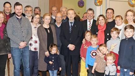 Glückwünsche für einen außergewöhnlichen Menschen, der sich zeitlebens für Schüler, Lehrer und "seine" Schule einsetzte. Siegfried Habermann (Bildmitte) feierte seinen 95. Geburtstag. Mit im Bild sind sein Sohn Rolf und Tochter Doris Margwahal, Enkel und Urenkel sowie Freunde und Vertreter des Landkreises Kronach, stellvertretender Landrat Gerhard Wunder, der BLLV durch Reinhard Horn (Landesverband), Peter Lang (Bezirksverband) und Jens Schmidt (Kreisverband), Beamtenbund-Kreisvorsitzender Fr...