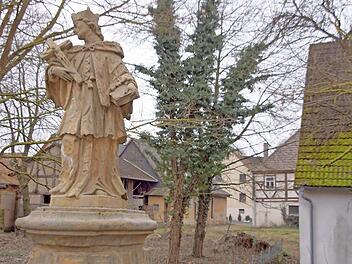 Von der Statue aus bietet sich ein Blick auf das Areal um die ehemalige Gaststätte "Jägersruh" (rechtes Fachwerkgebäude).