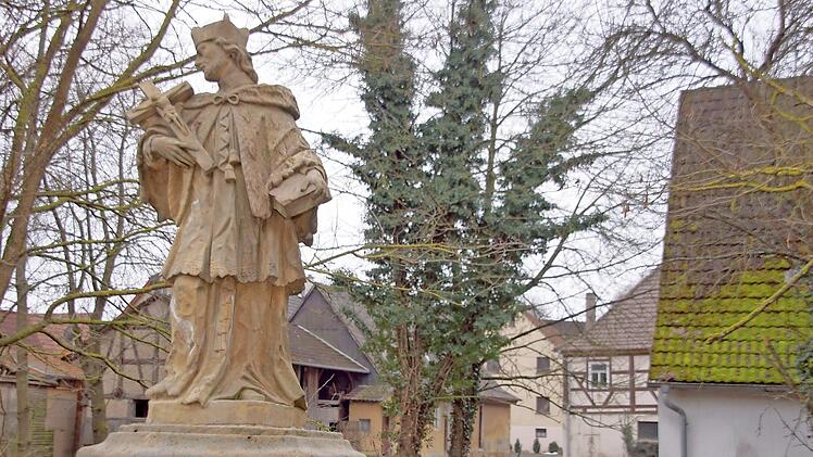 Von der Statue aus bietet sich ein Blick auf das Areal um die ehemalige Gaststätte "Jägersruh" (rechtes Fachwerkgebäude).