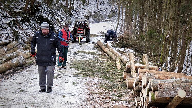 Die Mitglieder des neu gegründeten Vereins "Bäckerfreunde Wirsberg" sind unter die Holzfäller gegangen. Foto: Werner Reißaus