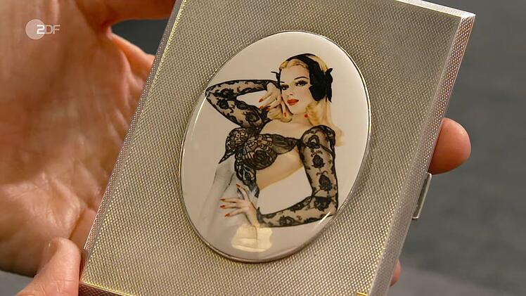 Das silberne Zigarettenetui aus dem Jahr 1947 mit einem Pin-up Girl aus Emaille sollte 300 bis 350 Euro bringen. Elke Velten zahlte 330 Euro.