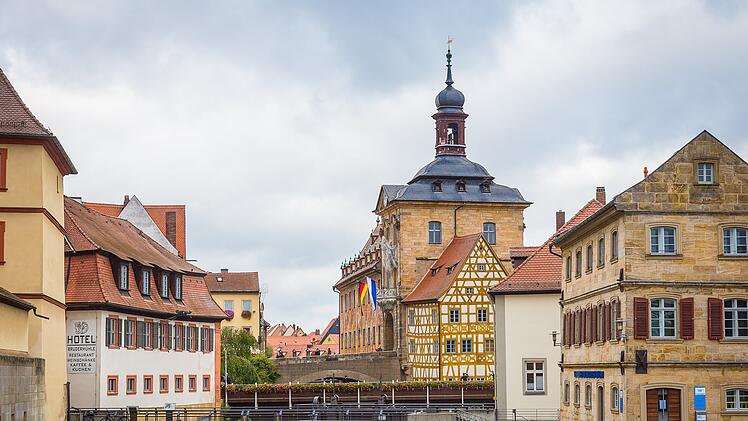 Malerische Altstadtansicht mit Fachwerkhaus und Br&uuml;cke &uuml;ber einem Fluss; ein ideales Kurzurlaubsziel in Deutschland, ausgezeichnet als eine der besten Altst&auml;dte.