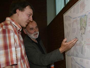 Gerd Peter Lauer (rechts) erläuterte das Konzept für Ebersdorf. Foto: Veronika Schadeck