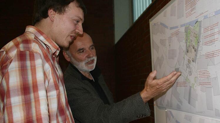 Gerd Peter Lauer (rechts) erläuterte das Konzept für Ebersdorf. Foto: Veronika Schadeck