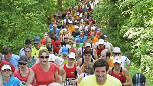Hier kommt es leicht zu Stauungen: Steilanstieg im Wald zur Altenburg.  Foto: sportpress