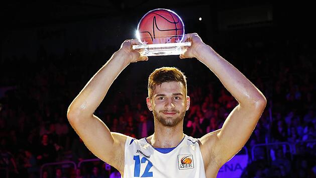 Leon Kratzer mit der Troph&auml;e f&uuml;r den wertvollsten Spieler. Der Center nahm zum ersten Mal am NBBL-Allstarspiel teil.Foto; Kilian Schmitt