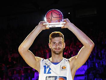 Leon Kratzer mit der Trophäe für den wertvollsten Spieler. Der Center nahm zum ersten Mal am NBBL-Allstarspiel teil.Foto; Kilian Schmitt