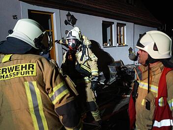Mit schwerem Atemschutz r&uuml;ckte die Feuerwehr an.  Fotos: Peter Schmieder