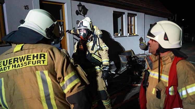 Mit schwerem Atemschutz r&uuml;ckte die Feuerwehr an.  Fotos: Peter Schmieder