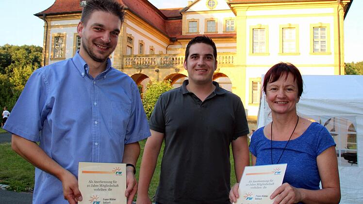 Beim Sommerfest konnte Vorsitzender Maximilian Neeb (Bildmitte) mit Stadträtin Gudrun Jöchner (20 Jahre) und Schriftführer Steffen Morgenroth (zehn Jahre) zwei langjährige Vorstandsmitglieder für ihre Jubiläen ehren. Foto: Bettina Knauth