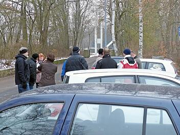 Ortstermin: Auf dem bestehenden Parkplatz vor dem Hainfriedhof diskutierte der Zeiler Bauausschuss gestern über die Verkehrssituation. Die Stadträte kamen zu dem Entschluss, dass alles so belassen werden soll, wie es ist.  Foto: Klaus Schmitt