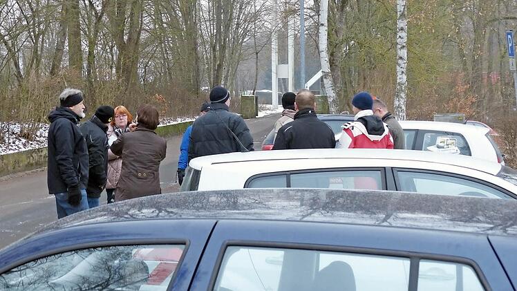 Ortstermin: Auf dem bestehenden Parkplatz vor dem Hainfriedhof diskutierte der Zeiler Bauausschuss gestern über die Verkehrssituation. Die Stadträte kamen zu dem Entschluss, dass alles so belassen werden soll, wie es ist.  Foto: Klaus Schmitt