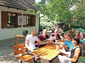 Christoph Paulini, Bernd Guthruf, Klaus Beßler, Manfred Bleichner, Sigurd Kohler, Rainer Scheckenbach und Sigrid Nägel (von links im Uhrzeigersinn) laden zur Kellerberg-Kerwa auch wieder auf ihre privaten Bierkeller.  Fotos: Andreas Dorsch