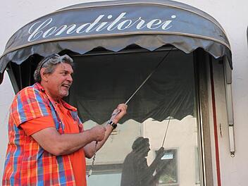 Das Foto zeigt Willi Michel im Sommer 2013 am früheren Café Bach, aus dem dann das Altstadtcafé wurde. Am Sonntag ist es zum letzten Mal geöffnet. Archiv/Thomas Malz