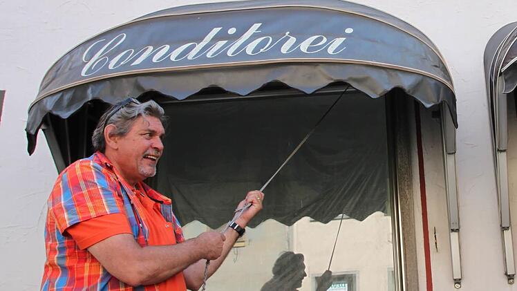 Das Foto zeigt Willi Michel im Sommer 2013 am früheren Café Bach, aus dem dann das Altstadtcafé wurde. Am Sonntag ist es zum letzten Mal geöffnet. Archiv/Thomas Malz