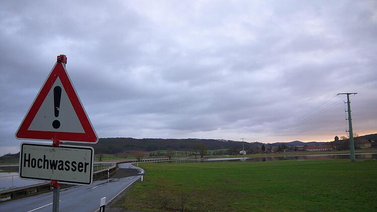 Der südliche Itzgrund hat sich bei Tauwetter im Thüringer Wald wieder in eine Seenlandschaft verwandelt. - Foto: Berthold Köhler