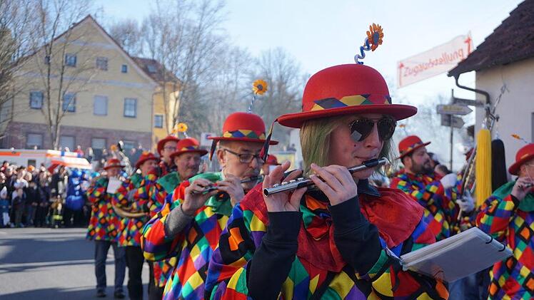 Der Spielmannszug Bieber führte den Faschingszug in Zeitlofs an. Foto: Marion Eckert