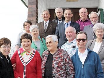 Susann Biedefeld (vorne, links), Thomas Nowak (hinten, Mitte) und Herbert Heerdegen (rechts daneben) mit treuen Mitgliedern und ehrenamtlichen Mitarbeitern, die für langjährige Mitgliedschaft oder mehrjähriges ehrenamtliches Engagement ausgezeichnet wurden.  Foto: privat