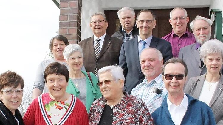 Susann Biedefeld (vorne, links), Thomas Nowak (hinten, Mitte) und Herbert Heerdegen (rechts daneben) mit treuen Mitgliedern und ehrenamtlichen Mitarbeitern, die für langjährige Mitgliedschaft oder mehrjähriges ehrenamtliches Engagement ausgezeichnet wurden.  Foto: privat