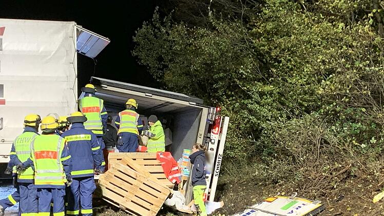 Der Lkw-Unfall auf der A3 sorgte f&uuml;r komplizierte Bergungsarbeiten in der Nacht. Foto: News5/H&ouml;fig