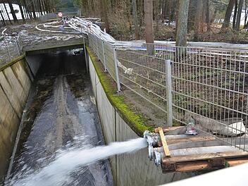 Schläuche fluten derzeit die Schussrinne im Staudamm und transportieren das Wasser ins Betriebsgebäude. Das ist aber keine Dauerlösung. Foto: Sandra Hackenberg