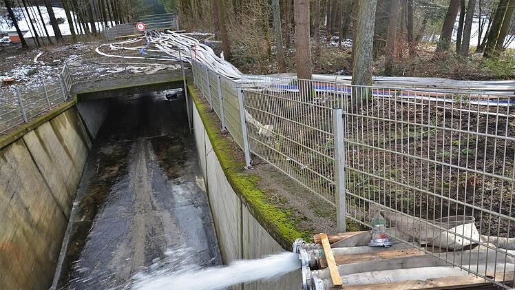 Schläuche fluten derzeit die Schussrinne im Staudamm und transportieren das Wasser ins Betriebsgebäude. Das ist aber keine Dauerlösung. Foto: Sandra Hackenberg