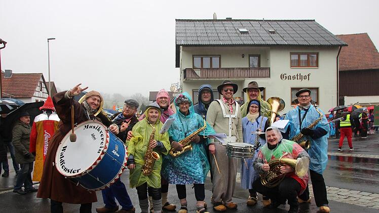 Ausgelassene Stimmung trotz Regen in Waldfenster. Foto: Johannes Schlereth