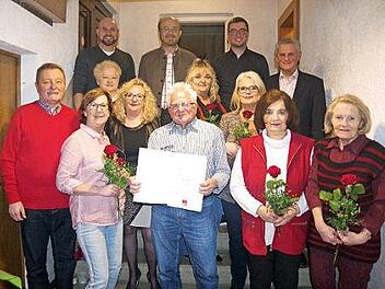 Die SPD Schmölz mit ihrem Vorsitzenden Heinz Rebhan ehrte langjährige Mitglieder, darunter viele Frauen der vor 30 Jahren gegründeten Frauengruppe.  Foto: Heike Schülein